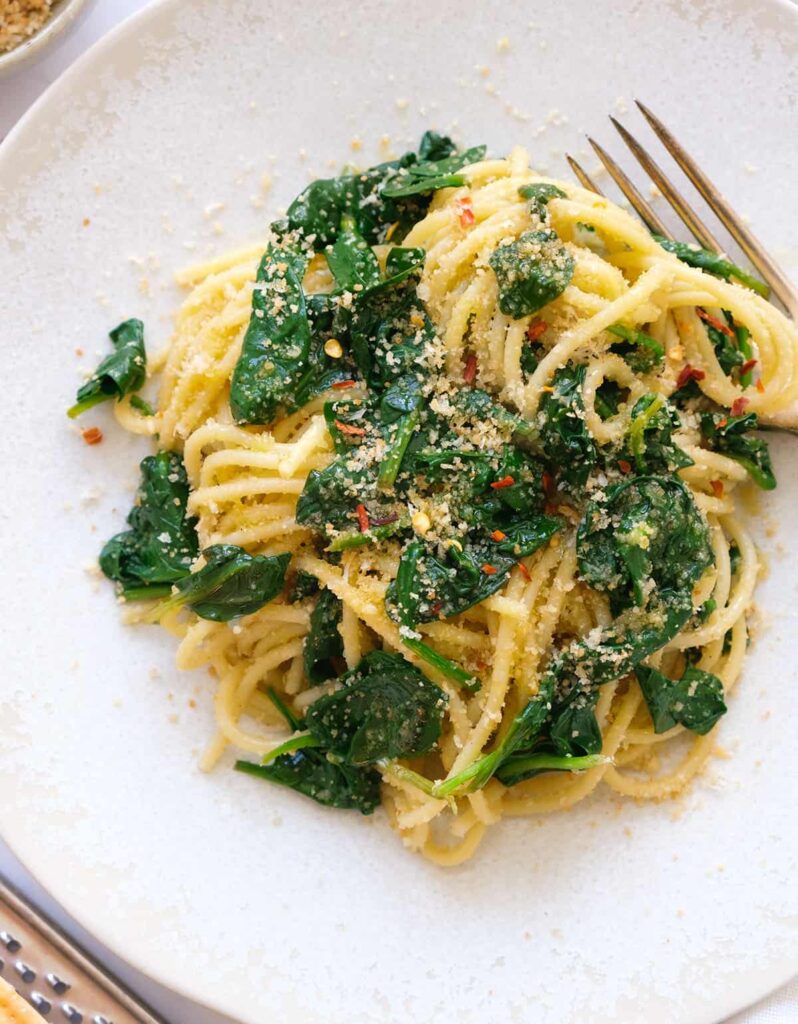 Spinach Spaghetti with garlic crumbs